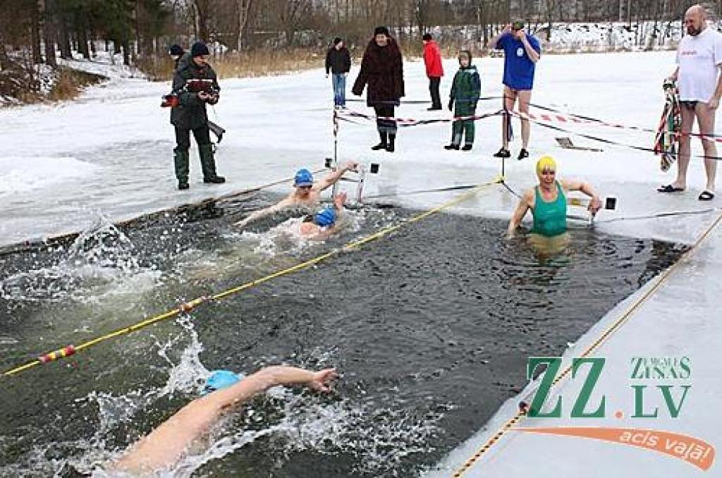 Notiek 4 x 25 metru brīvā stila stafetes peldējums.
Autors: No kluba «Jelgavas roņi» arhīva.