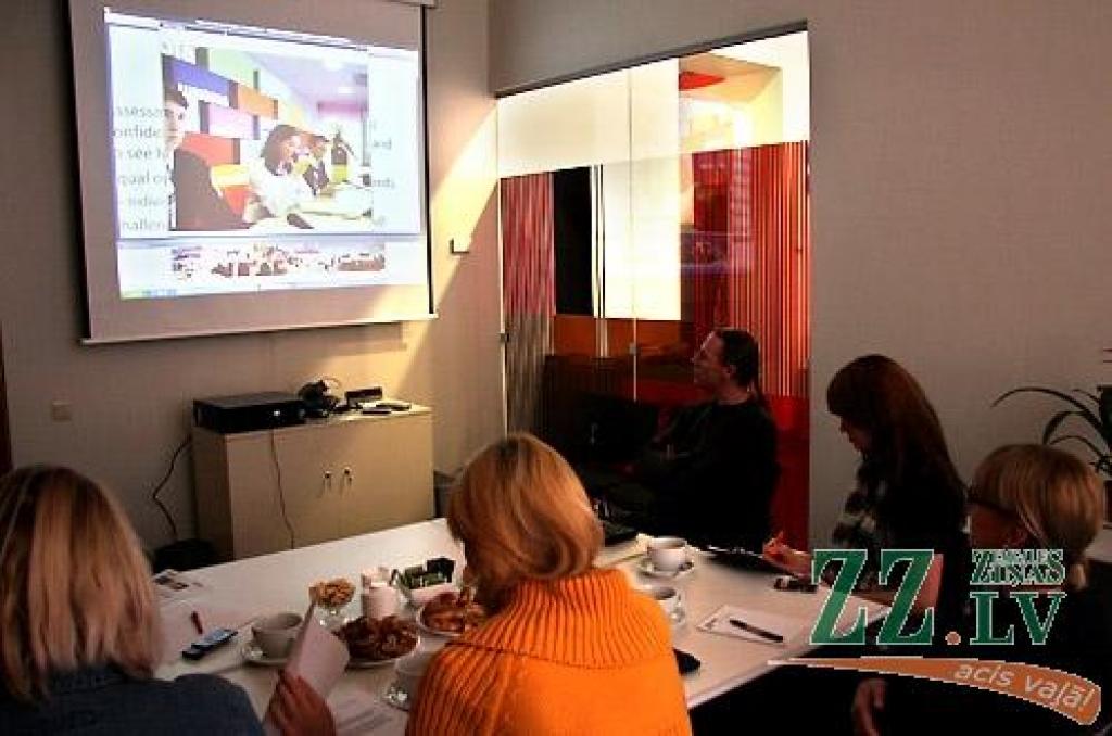 Žurnālisti Latvijā, skolēni - tiešsaistē Ungārijas pilsētā Budapeštā.
Autors: Krišjānis Grantiņš.