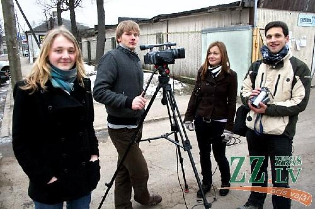 Projekta «Youth Story» koordinators Vilnis Krauze (pa labi) uzsver - galvenais iesaistīt jauniešus visos radošā procesa posmos. Šādu iespēju nolēmuši izmantot Anete Blaua un Arno Polītis, kuri topošās operatores Elgas Dudarevas (pa kreisi) pārraudzībā ķērušies pie filmēšanas darbiem.
Autors: Agris Samcovs.