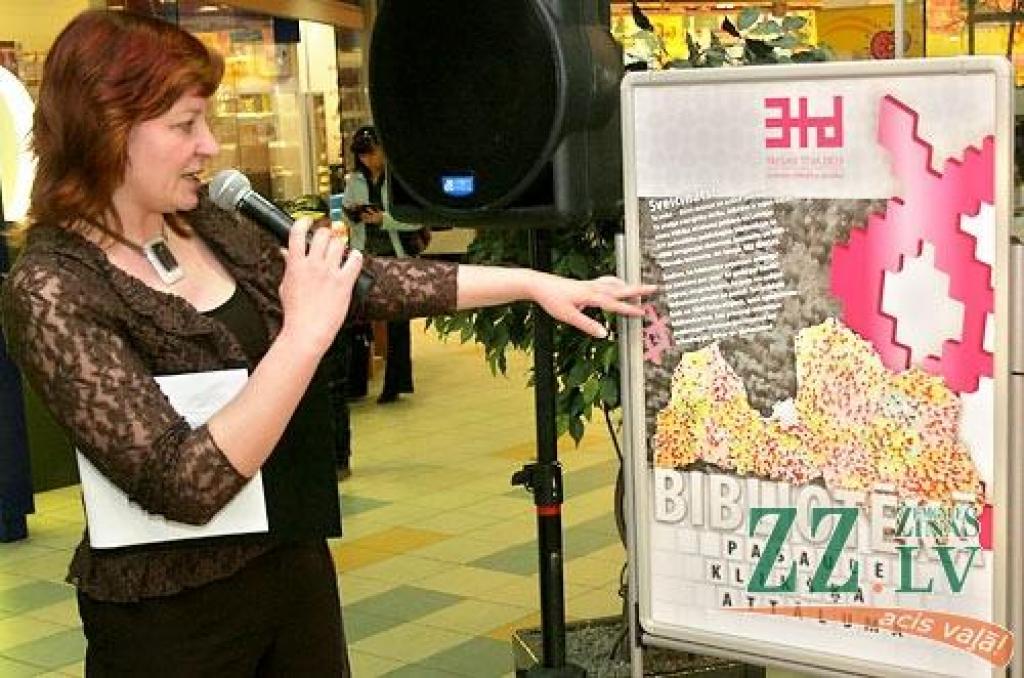 Jelgavas Zinātniskā bibliotēka sadarbībā ar valsts aģentūru «Kultūras informācijas sistēmas» «VIVO centrā» atklājusi ceļojošo izstādi «Pasaule klikšķa attālumā».