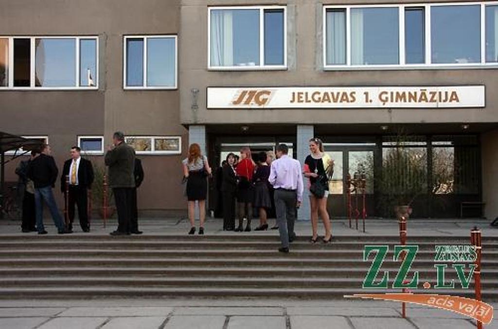 Sestdien godpilnā 90.jubileja nosvinēta Jelgavas 1.ģimnāzijai. Pēcpusdienā Svētās Annas katedrālē tika iesvētīts skolas karogs, kura jaunā versija tapusi 2004.gadā. Savukārt pievakarē lielā notikuma viesi skolas ēkā tikās svētku koncertā,...