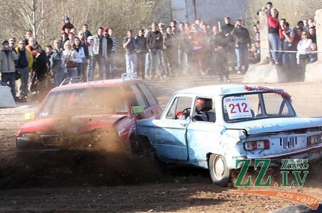 Kas gan būtu «Mehu dienas» bez tradicionālās automašīnu sišanas Ruļļu trasē?