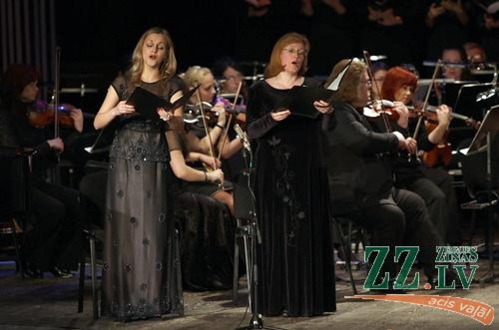 Zaļajā ceturtdienā Jelgavas kultūras namā klātesošos priecēja skanīgs un grandiozs koncerts diriģenta Aigara Meri vadībā. Tajā piedalījās Jelgavas Kamerorķestris, kori «Zemgale», «Spīgana», «Vanema». Pirmajā daļā izskanēja Semjuela Bārbera...