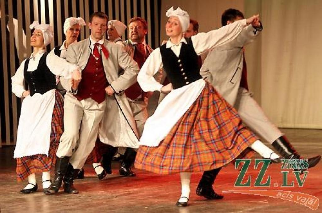 Fotoreportāžā – mirkļi no sestdien Jelgavas kultūras namā aizvadītā pilsētas deju kolektīvu koncerta «Apaļš kā pūpols».