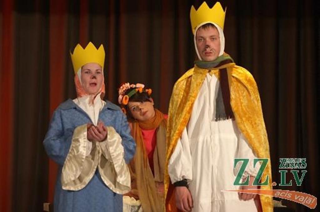 Līvbērzes vidusskolas dramatiskais pulciņš pēc T.Jansones stāsta «Bīstamā vasara» motīviem izrādīja «Ģenerālmēģinājumu» (režisore Ineta Freimane).
Autors: Krišjānis Grantiņš.