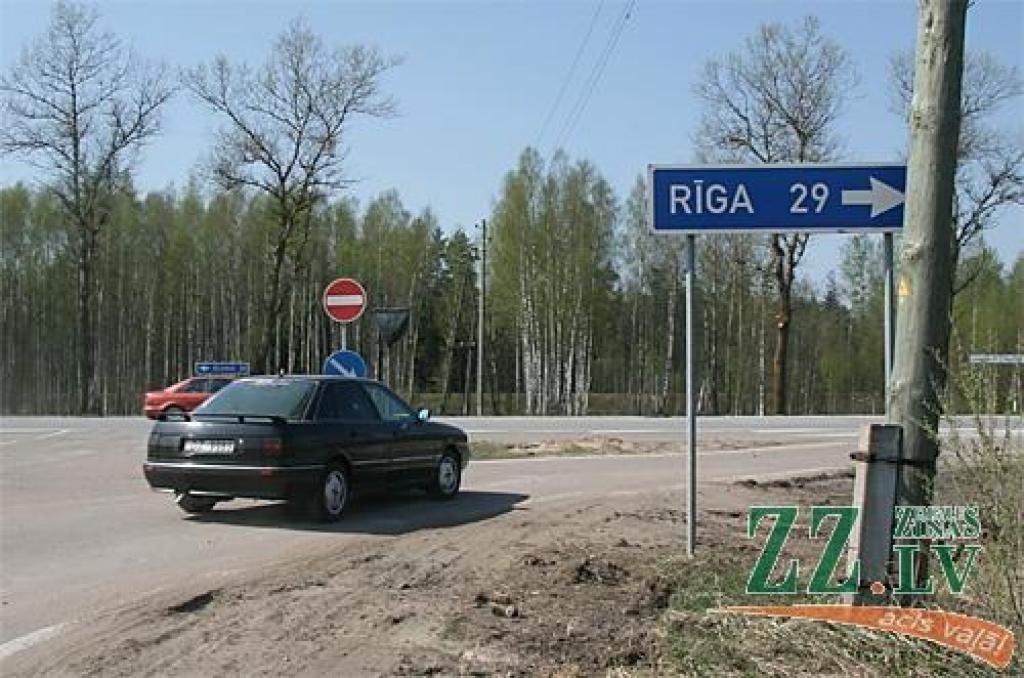 Daži autovadītāji joprojām nevar pierast, ka, lai nokļūtu no Dalbes uz Jelgavu, jādodas uz aptuveni 100 metru attālo apgriešanās vietu.
Autors: Inga Karlinska.
