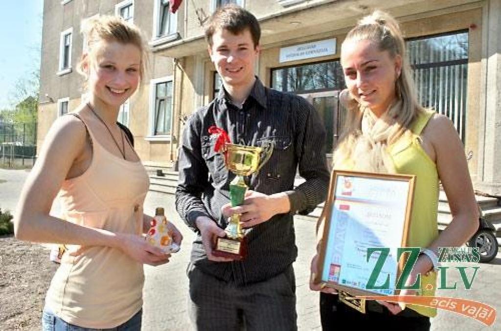 Pārstāvēt mācību firmu apvienojumu «Bramlli un Dekori» uz Krieviju devās Darina Lukjančikova (no kreisās) un Vitālijs Silins, bet sagatavot produkciju – eļļas svečturus – līdzēja arī Ksenija Maslova.
Autors: Agris Samcovs.