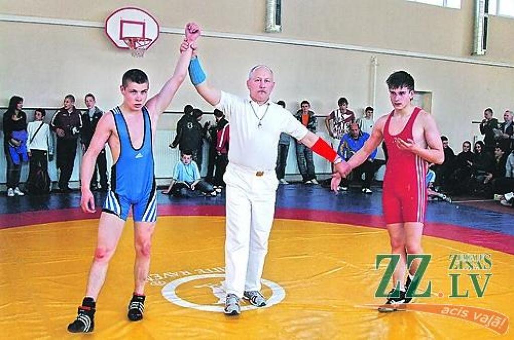 Līdz 63 kilogramu svarā finālā tikās «milonietis» Tomass Mateiko un Rihards Vagalis no JRSC. Tiesneša žests apliecina, ka uzvara piešķirta Tomasam.
Autors: Boļeslavs Matusevičs.