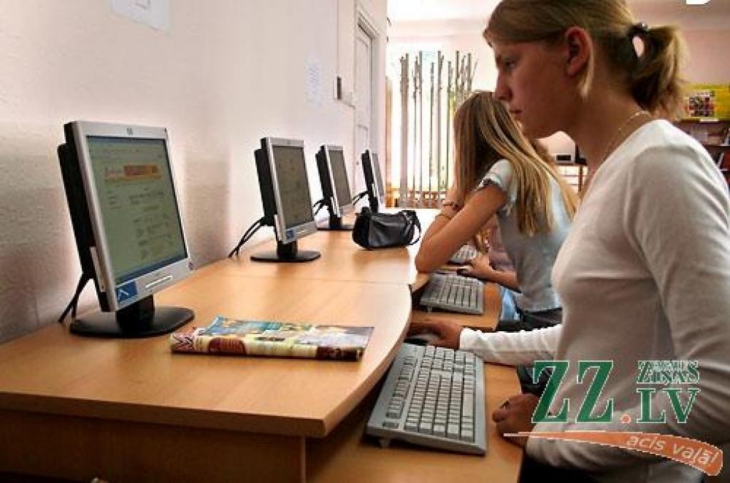 Tāpat kā citās grāmatu krātuvēs, arī Jelgavas Zinātniskās bibliotēkas filiālē «Zinītis» datori ir noslogoti.
Autors: Agris Samcovs.