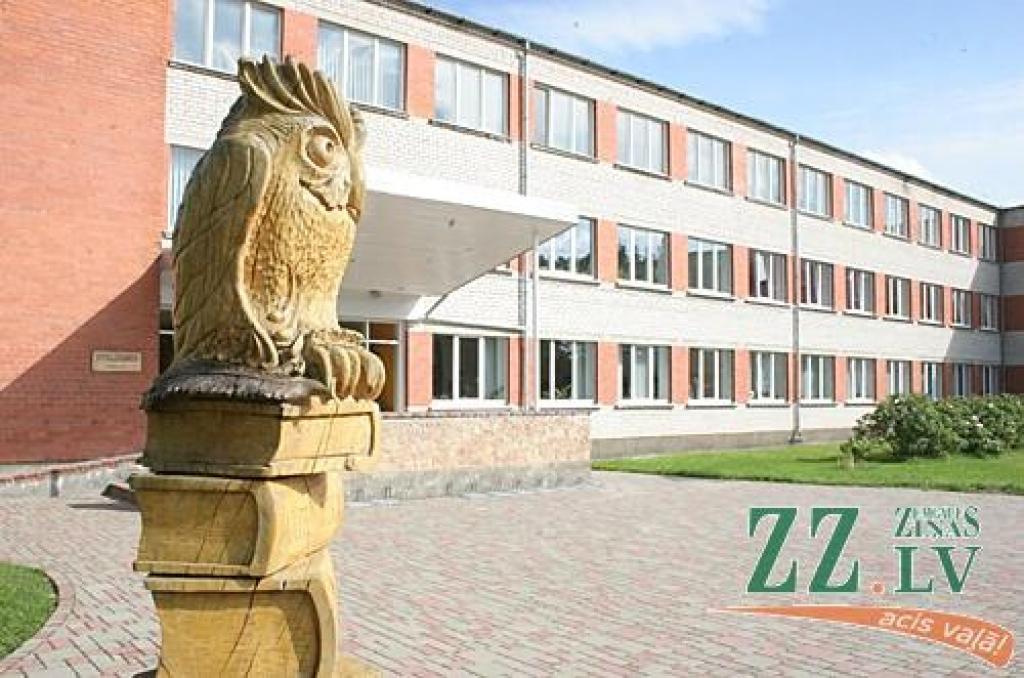 Staļģenes pamatskolas piebūvi, kurai tagad iecerēts mainīt jumtu, sāka celt 1976. gadā. Tobrīd atļāva būvēt nevis jaunu skolu, bet piebūvi vecajai, tā tika savienotas divas pilnīgi nesaderīgas ēkas – 18.gadsimta beigu arhitektūras piemineklis un trīsstāvu būve.
Autors: No «Ziņu» arhīva. 