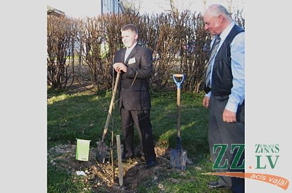 Kā «Grand Prix» ieguvējs Dagnis Roziņš pie Meirānu pamatskolas iestādīja ozolu.
Autors: No JRP arhīva.