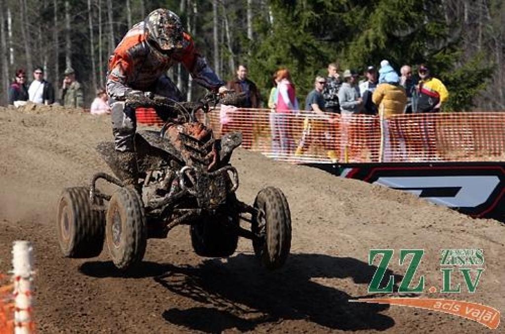 Kvadraciklu konkurencē gan «Kvadri Open» klasē, gan absolūtajā vērtējumā uzvarēja Matīss Cers.
Autors: Krišjānis Grantiņš.