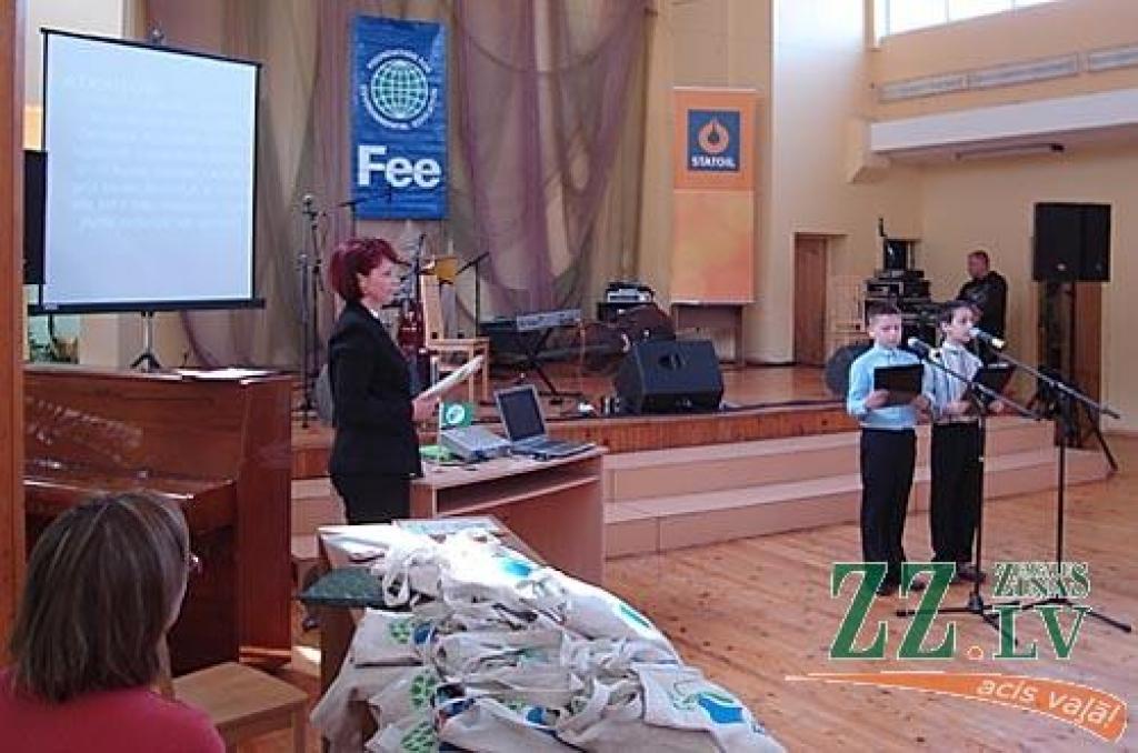 Aizupieši prezentē savu veikumu.
Autors: No Aizupes pamatskolas arhīva.