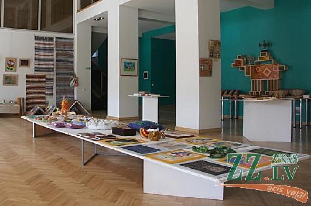 Pirms festivāla koncerta Jelgavas kultūras namā atklāta dalībnieku dažādu darinājumu – pinumu, zīmējumu, apsveikuma kartīšu, gobelēnu, koka un keramikas izstrādājumu – izstāde.
Autors: Krišjānis Grantiņš.