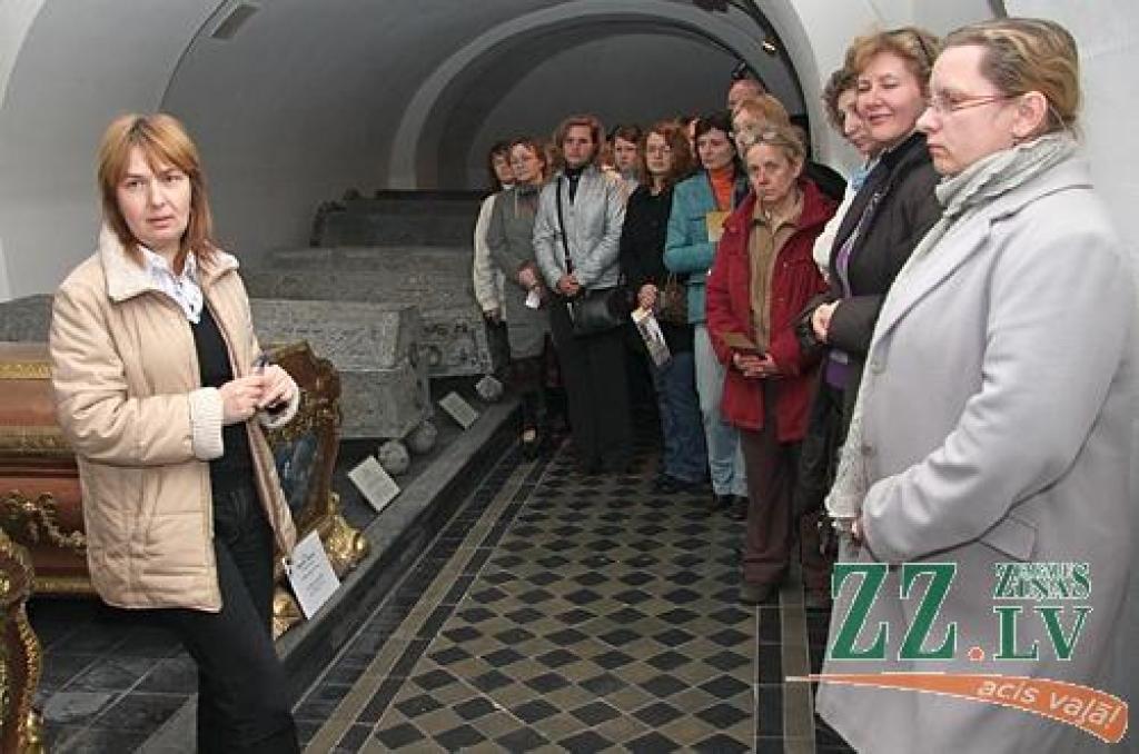 Latvijas Lauksaimniecības universitātes muzeja vadītāja Ginta Linīte iepazīstina Tūrisma informācijas centru darbiniekus ar Kurzemes hercogu kapenēm.
Autors: Krišjānis Grantiņš.