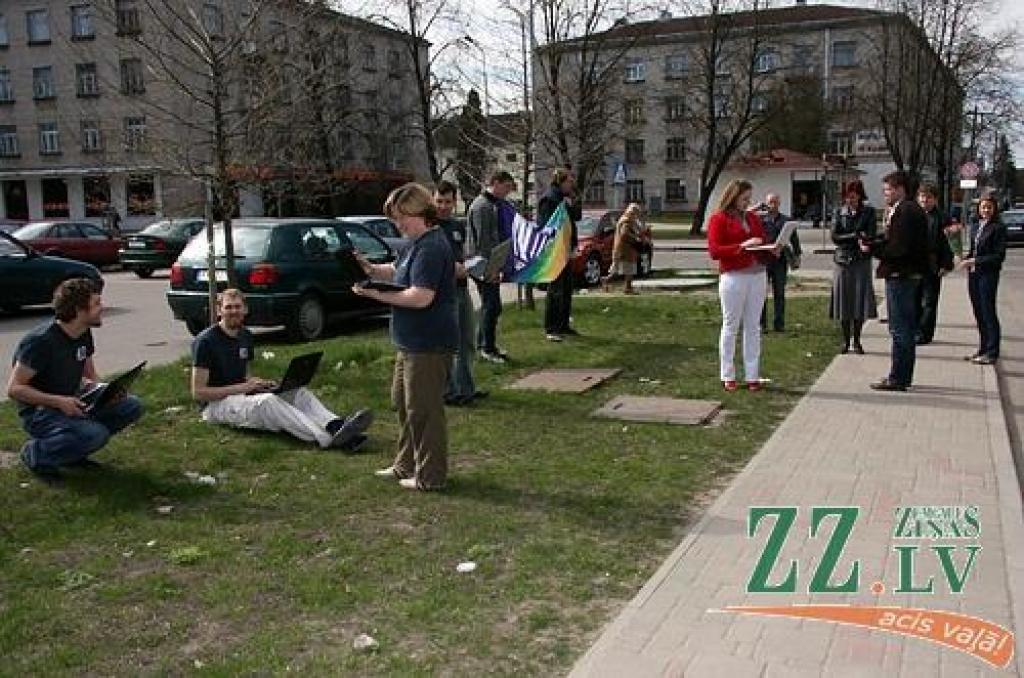 Izmēģinājumi liecina - bezvadu internets darbojas nevainojami. Pārklājums darbojas līdz LLU Tehniskajai fakultātei.
Autors: Krišjānis Grantiņš.