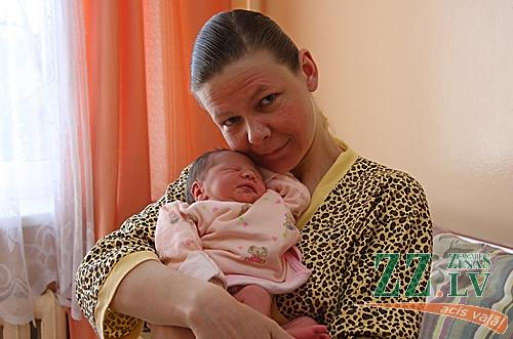 Mairita Zīriņa ar pirmdzimto meitiņu.
Autors: Krišjānis Grantiņš.