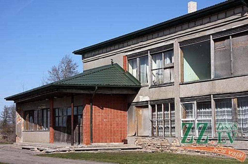 Pirms pāris gadiem Jēkabnieku kultūras nams ticis pie jauna jumta, bet šovasar tam ieplānots nomainīt logus, durvis, kā arī veikt ēkas siltināšanu.
Autors: Krišjānis Grantiņš.