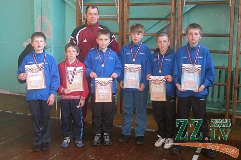 Ar treneri Vladimiru Smirnovu «milonieši» (no kreisās) Edgars Batkovskis, Mārtiņš Soja, Juris Egle, Uldis Puķe, Kims Burča, Ardis Jansons.
Autors: No kluba «Milons» arhīva.