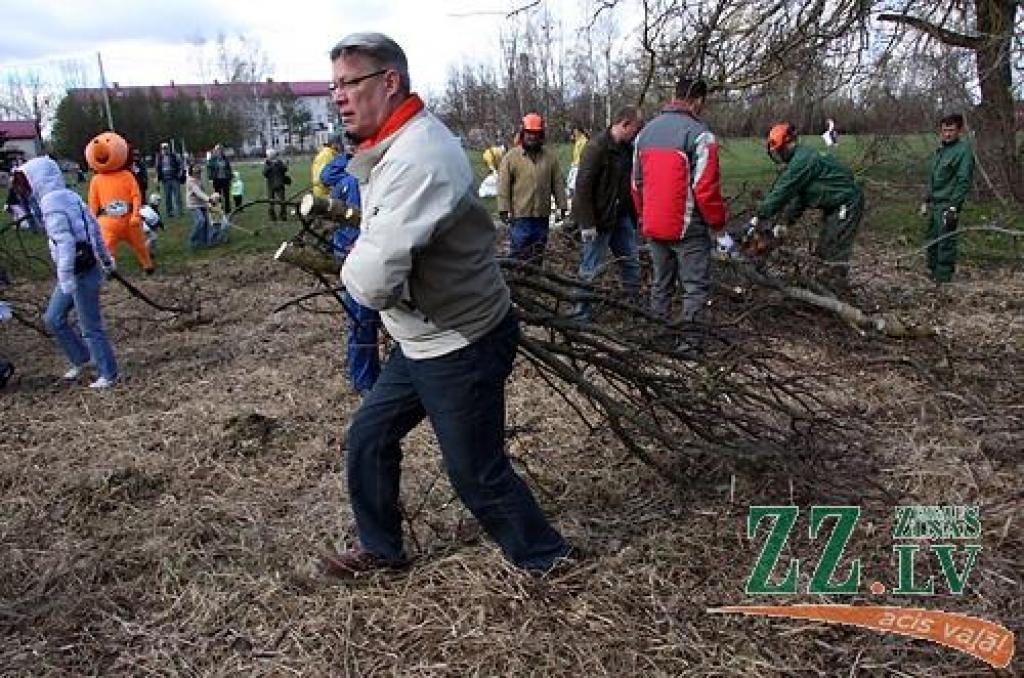 Valsts prezidents Valdis Zatlers apliecina, ka fizisks darbs viņam nav svešs...
Autors: Krišjānis Grantiņš.
