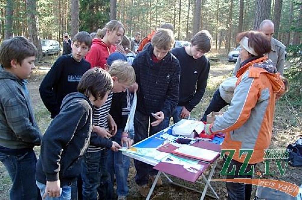 Starta vietā Tērvetē ieradušies Ingūnas Čākures vadītās Jelgavas rajona Sporta centra orientieristu grupas dalībnieki.
Autors: Jānis Bērziņš.