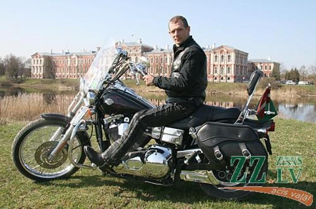 Motokluba «Zemgaļu leģions» prezidents Mārcis Vītoliņš noteikti nepiekrīt stereotipiem par motociklistu bandām, braukšana ar motociklu viņam ir īpaša dzīvesveida pazīme. 
Autors: Inga Karlinska.