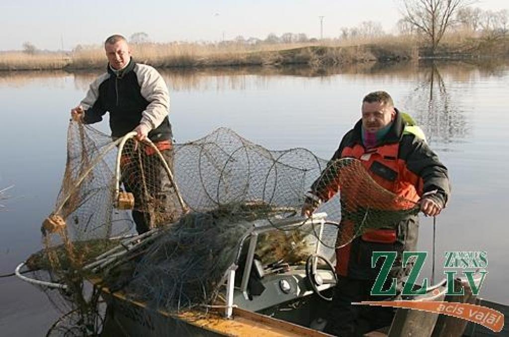 Jurijs Skribāns (no labās) un Aigars Ostrovskis demonstrē pie Kalnciema izņemto murdu.
Autors: Inga Karlinska.
