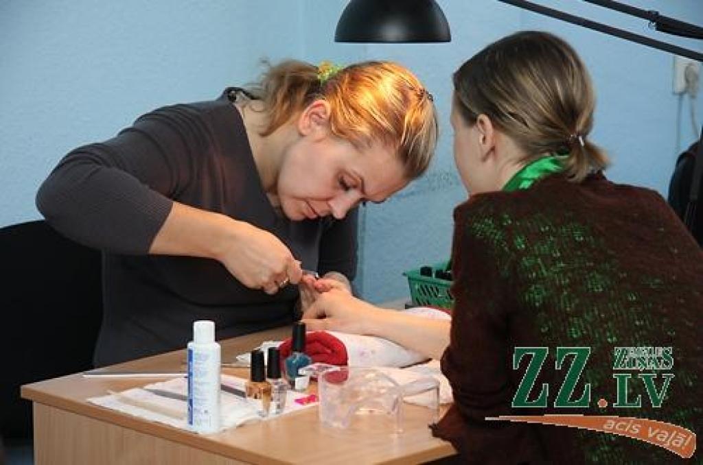 Topošā nagu kopšanas speciāliste Sarmīte arodu apgūst otro nedēļu, bet eksāmens paredzēts jūnijā.
Autors: Krišjānis Grantiņš.