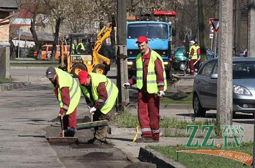 Ielāps pie ielāpa – tāda līdz šim bija Sakņudārza ielas posma vizītkarte. Nofrēzējot veco un bedraino asfalta virskārtu un uzklājot jaunu, iela tiks pie līdzena seguma.
Autors: Krišjānis Grantiņš.