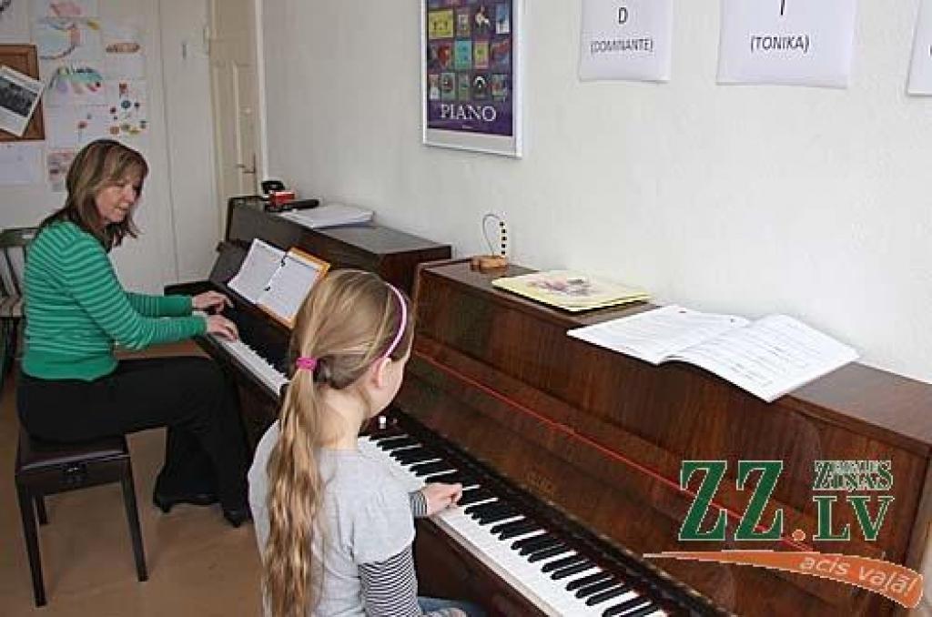 Tamāra Gžibovska nodarbības laikā, apmācot klavierspēli pēc Suzuki metodes.
Autors: Krišjānis Grantiņš.