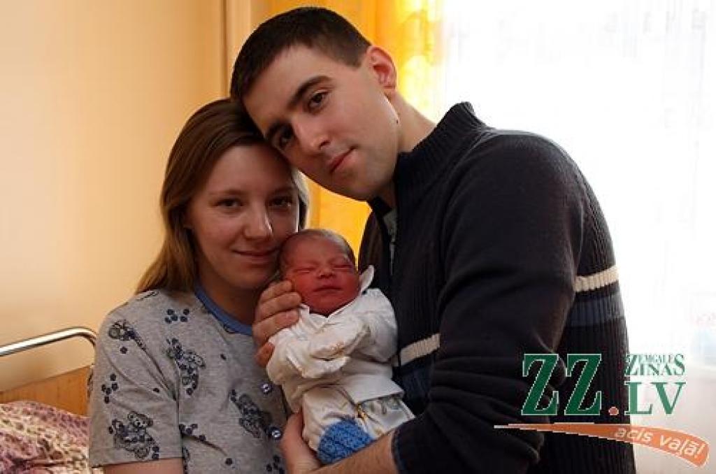 Laura Poiša un Mārtiņš Jurevics ar mazo Matīsu.
Autors: Krišjānis Grantiņš.