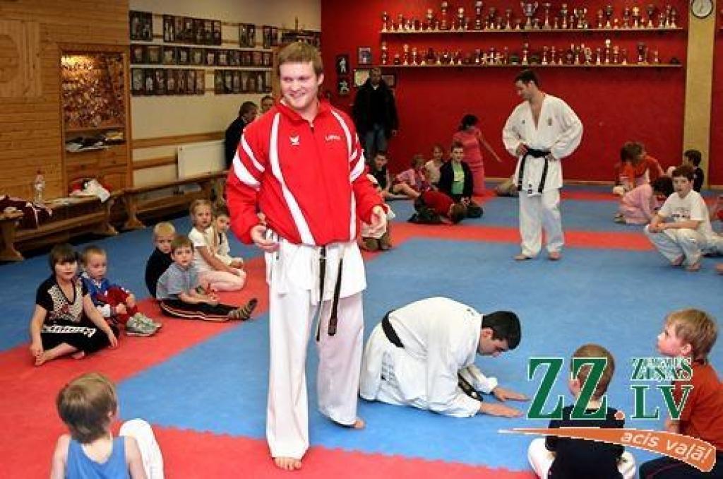 Andris Vasiļjevs šā gada martā iepazīšanās treniņā, uz kuru bija uzaicināti mazie interesenti no Jelgavas Bērnu un ģimeņu atbalsta centra, Bērnu sociālās aprūpes centra un biedrības «Centrs Elizabete». Treniņā piedalījās arī karatē slavenība Adams Kovāčs no Ungārijas un Amids Mageramovs no Igaunijas (baltajos kimono).
Autors: No «Ziņu» arhīva. 