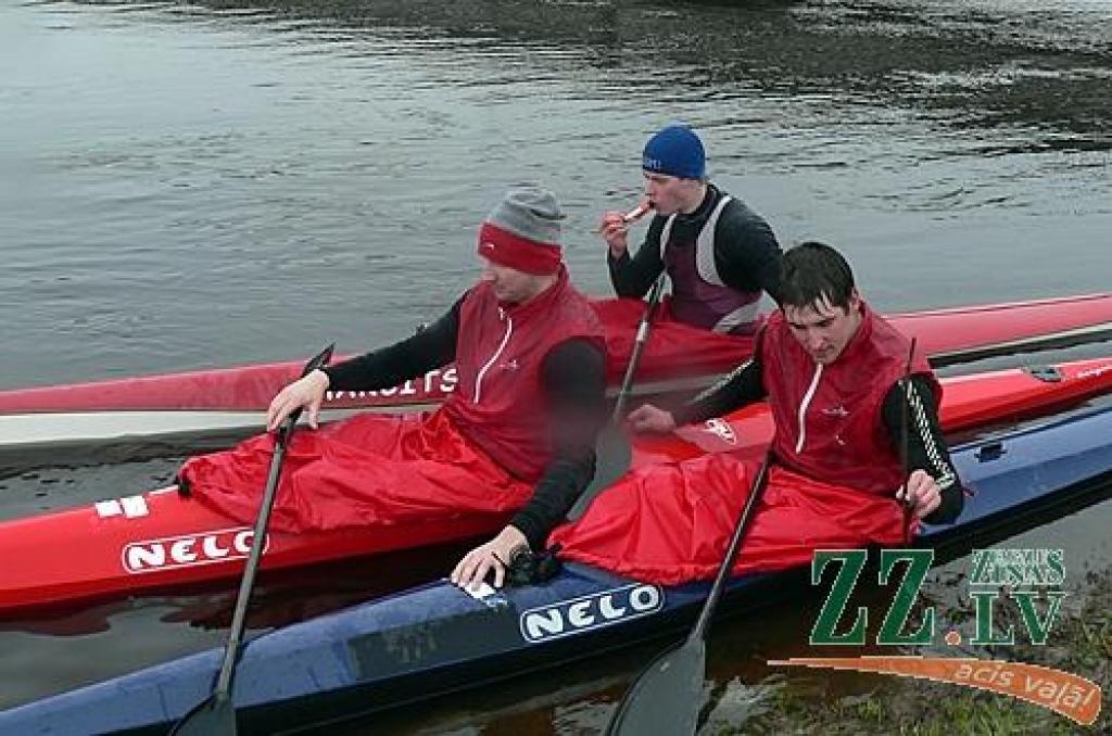 Nobrauciena dalībnieki Jānis Geidāns (zilajā cepurē),  Ervīns Vēveris (pelēkajā cepurē) un Sergejs Nemņaševs.
Autors: Ilze Bome.