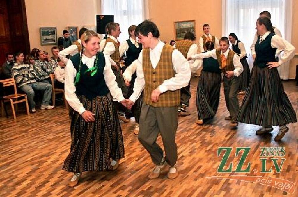 Uzstājas Zaļenieku arodvidusskolas tautas deju kolektīvs.
Autors: Agris Samcovs.