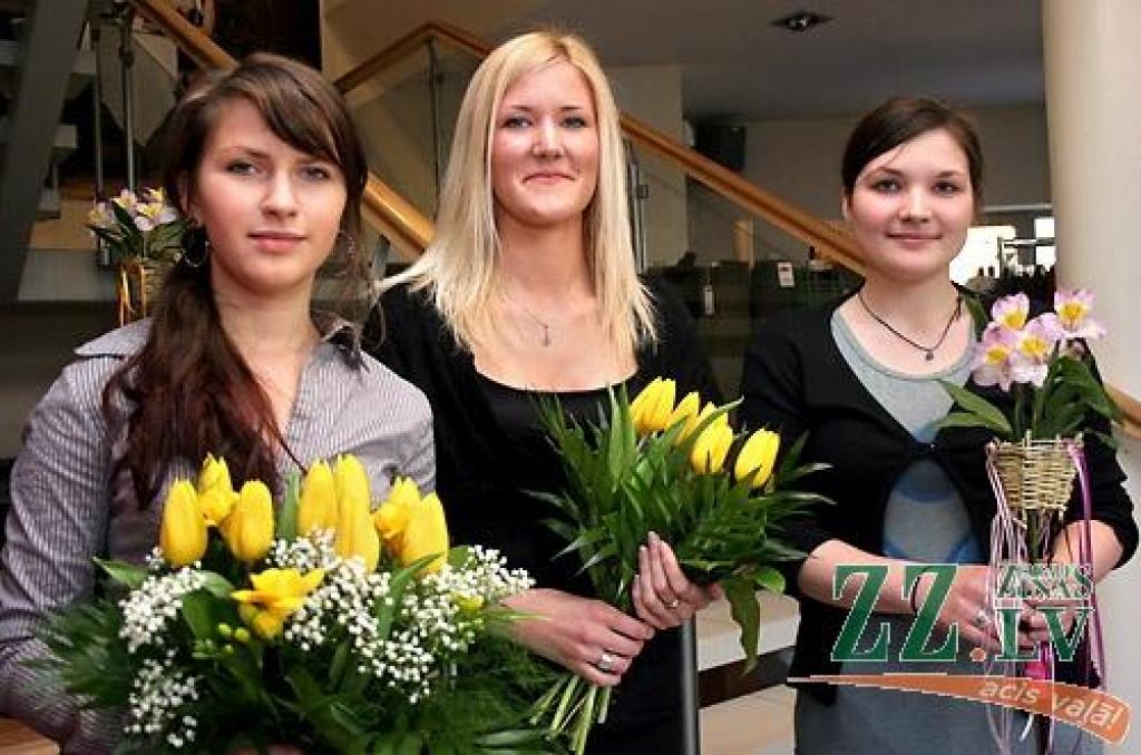 Zontu eseju konkursa labākās dalībnieces - uzvarētāja Vineta Peimane (vidū), Jūlija Terjuhana (pa labi) un Elīna Mackeviča.
Autors: Agris Samcovs. 