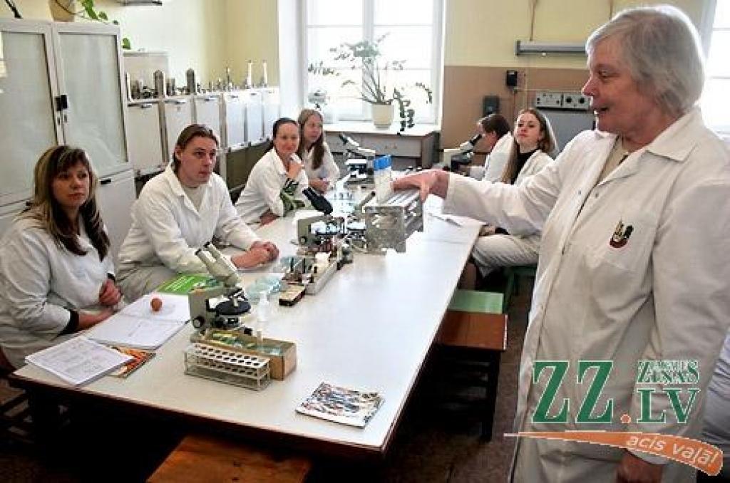 Nepilna laika studenti savu laiku plāno vismaz pusgadu iepriekš, tādēļ viņu nodarbības Pārtikas tehnoloģiju fakultātē bezalgas atvaļinājuma dēļ netika pārceltas.
Autors: Agris Samcovs.