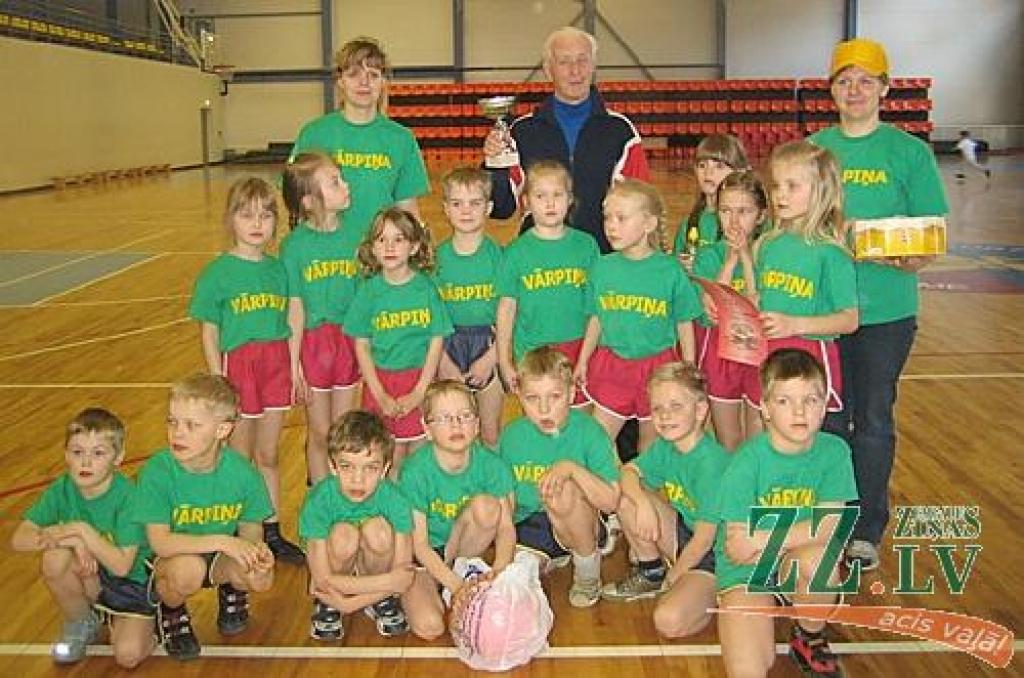 Sacensību uzvarētāji - bērnudārza «Vārpiņa» komanda.
Autors: No Sporta servisa centra arhīva.