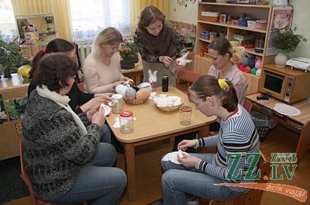 Lai Lieldienu rīts būtu pārsteigumu pilns, ledusskapī uz burciņām var «uzsēdināt» zaķus, stāsta Svētes pamatskolas skolotāja Inese Jumīte (centrā), ierādīdama vecākiem, kā to paveikt.
Autors: Krišjānis Grantiņš.