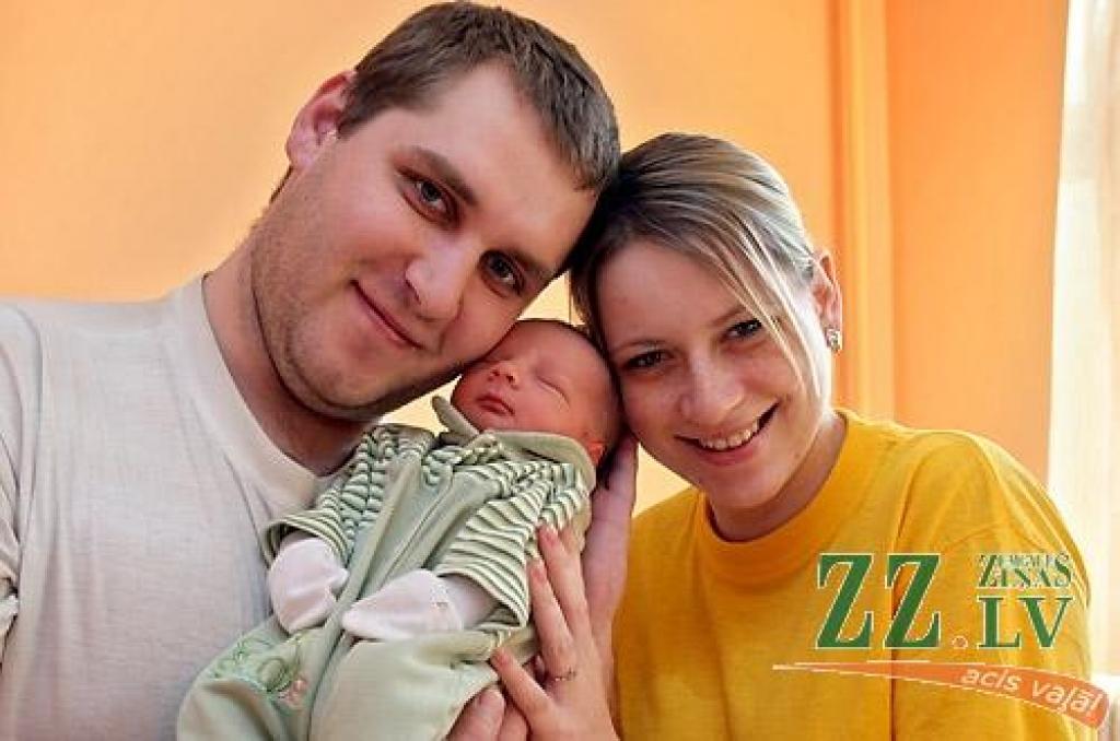 Ingūna un Jānis Prankas ar pirmdzimto Miķelīti.
Autors: Agris Samcovs.