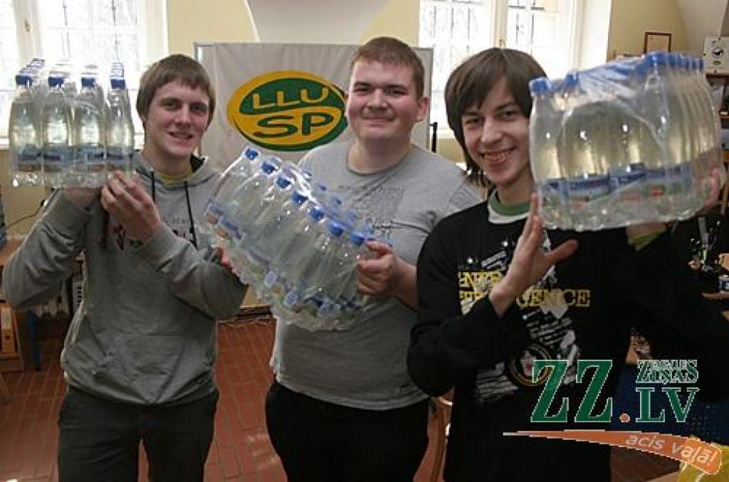 «Ūdens runātājiem noderēs, bet ar «ūdeņu liešanu» līdz uzvarai netikt,» uzskata debašu turnīra organizētāji Jānis Cunskis (no kreisās), Mareks Rubīns un Artūrs Bukonts.
Autors: Agris Samcovs.