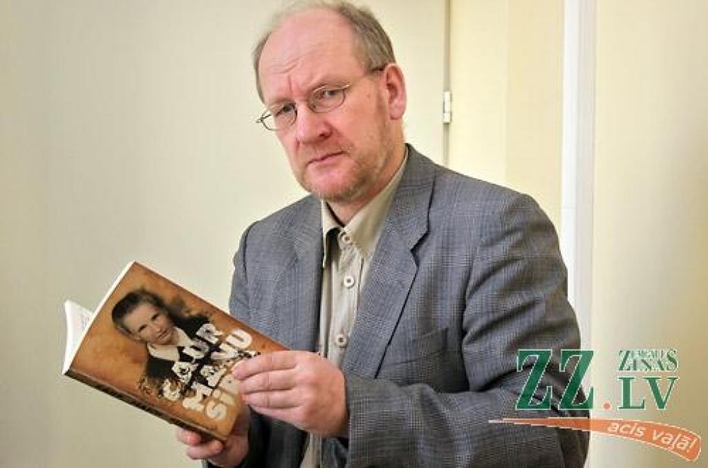 Gaitis Grūtups ar savu jaunāko radošo veikumu - grāmatu «Caur manu sirdi».
Autors: Agris Samcovs.