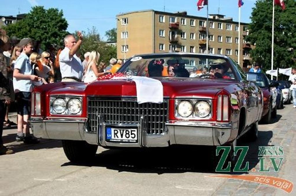 Uzmanību piesaistoši, krāšņi, lielāki un mazāki, dažādās krāsās un visi acij tīkami – tā varētu raksturot daudzskaitlīgo kabrioletu rindu, kas vienotā parādē Hercoga Jēkaba laukumā izbrauca sestdienas pēcpusdienā Pilsētas svētku ietvaros.