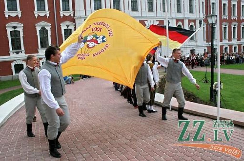 Šajā nedēļas nogalē Jelgavā notiek Somijas un Baltijas valstu studentu 25.sporta spēles (SELL). Jāpiebilst, ka studentu galvaspilsētā Jelgavā šis vērienīgais sporta pasākums vērojams otro reizi. Oficiāla atklāšana notika piektdienas vakarā...