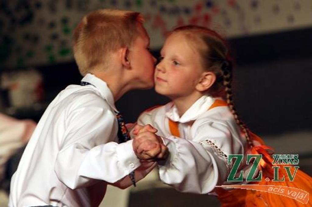 Apspēlējot latviešu tautasdziesmu par turku pupu, bērnu un jauniešu centra «Junda» deju kolektīvi «Jundaliņi», «Jundēns» un «Jundari» sestdien Jelgavas kultūras namā atzīmēja deviņu gadu jubileju.