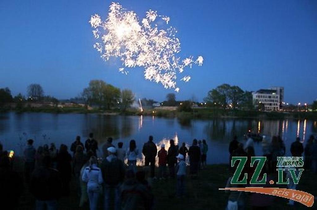 9.maijā, Uzvaras dienas vakarā, Pasta salā krietns pulks jelgavnieku bija pulcējušies, lai atcerētos vairāk nekā 60 gadu senos notikumus, noskatītos dziedātājas Valentīnas Goldinovas un viņas vokālās studijas dalībnieku uzstāšanos un tām...