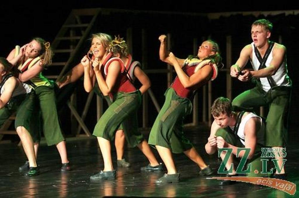 Ar koncertuzvedumu «Princeses uz zirņa» Jelgavas pilsētas kultūras namā sestdien savu desmit gadu jubileju atzīmēja deju studija «Benefice». Lai princešu stāsts būtu interesantāks, tajā piedalījās arī vidējās paaudzes dejotājas no Garozas,...