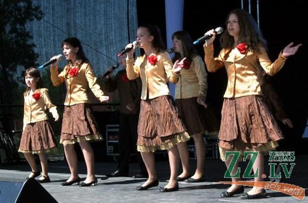 Uzstājas kristīgo bērnu ansamblis «Smaids».
Autors: Agris Samcovs.