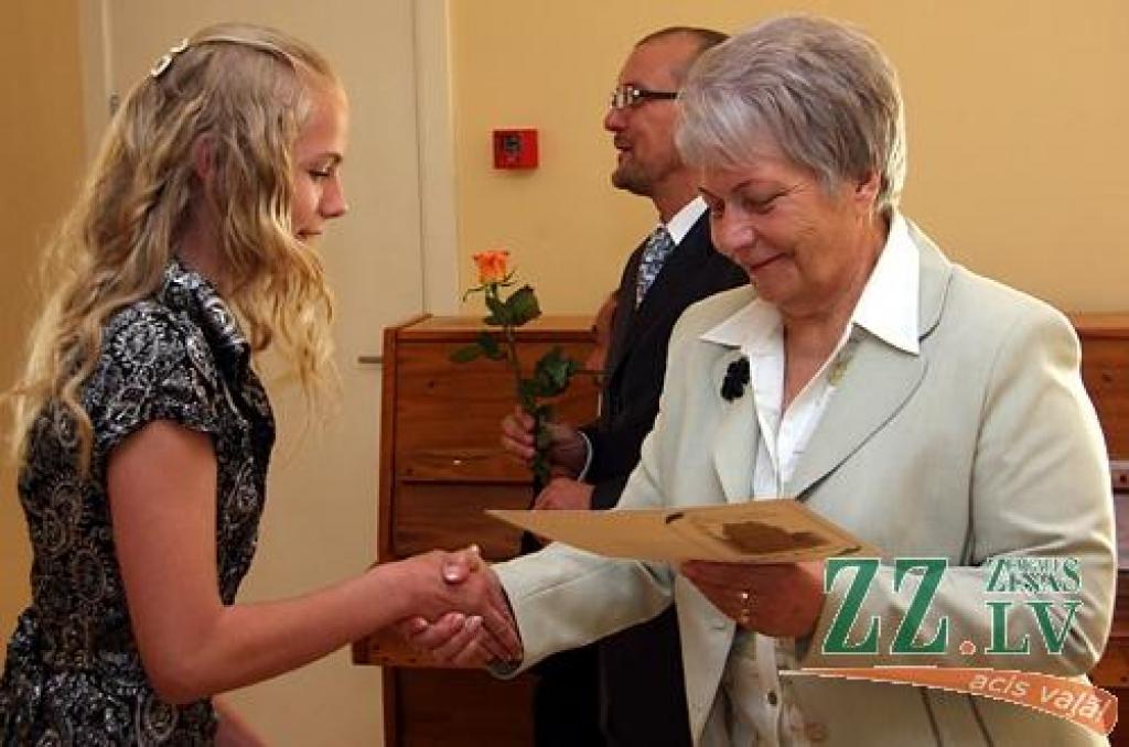 6.klases audzēkne Monta Krastiņa uzvarējusi rajona matemātikas, vizuālās mākslas un informātikas olimpiādē, kā arī izrādījusies sekmīgākā skolniece 5. - 9.klašu grupā, mācību gadu noslēdzot ar vidējo atzīmi 9,46 balles.
Autors: Krišjānis Grantiņš.