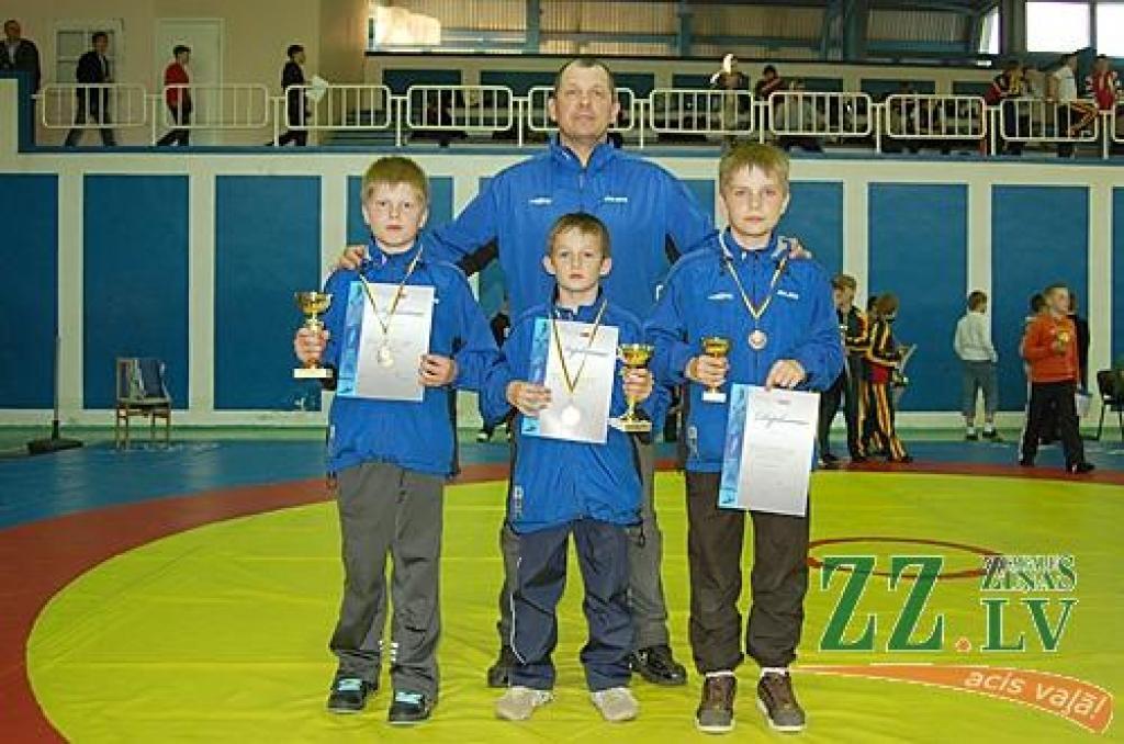 R.Pauļukoņa turnīra medaļnieki (no kreisās) Edgars Batkovskis, Mārtiņš Soja un Juris Egle kopā ar treneri Vladimiru Smirnovu.
Autors: No kluba «Milons» arhīva.