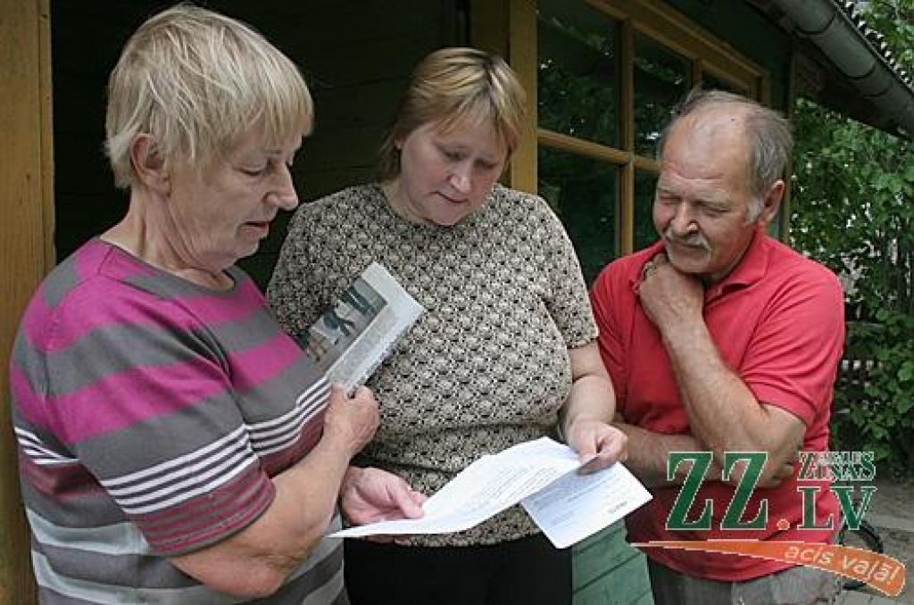 Pastniece Tatjana Baumane (vidū) pensionāriem gatava rūpīgi izskaidrot, kādas būs iespējas saņemt pensiju pēc 1. augusta. Zaļenieku pagasta iedzīvotāja Biruta Zīverte atzīst, ka viņai pieņemamākais variants šķiet arī turpmāk to saņemt savā dzīvesvietā, bet Modra kungs izvēlējies, lai pensiju ieskaita bankas kontā.
Autors: Agris Samcovs.